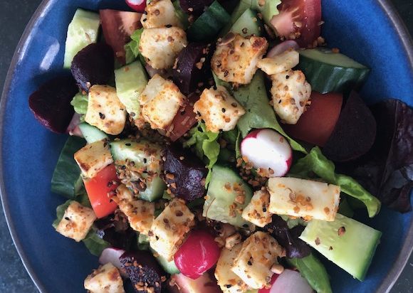 Dukkah-crusted halloumi salad